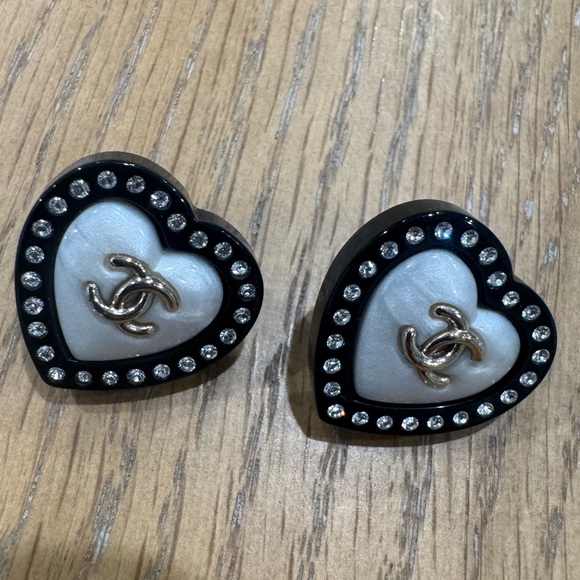 CHANEL Vintage Black Resin and Pearl Heart Earrings with Crystals - Picture 1 of 2